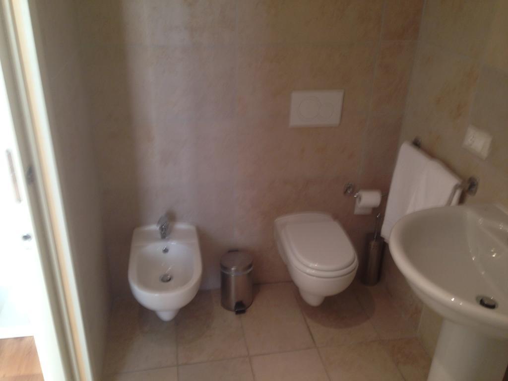 Dal Generale Hotell Moniga del Garda Rum bild