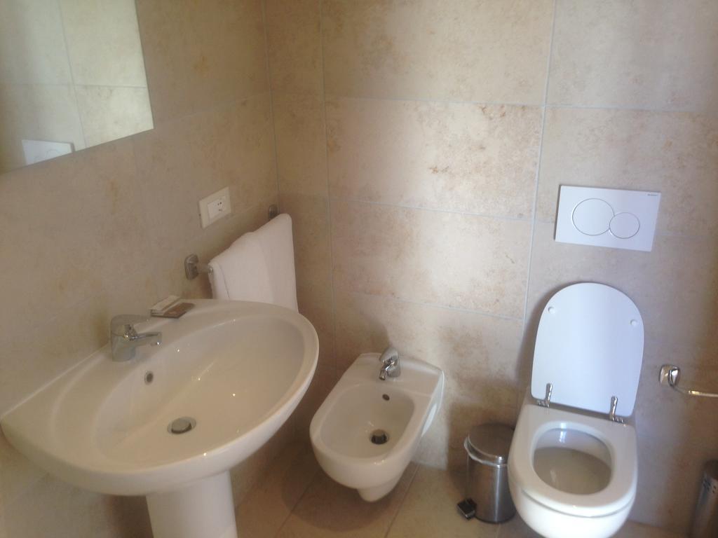 Dal Generale Hotell Moniga del Garda Rum bild