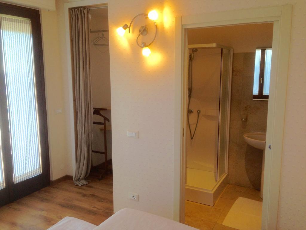 Dal Generale Hotell Moniga del Garda Rum bild