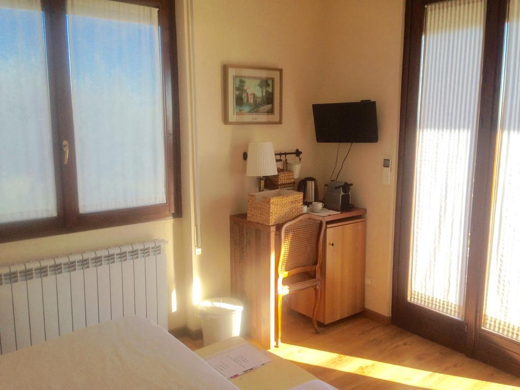 Dal Generale Hotell Moniga del Garda Rum bild