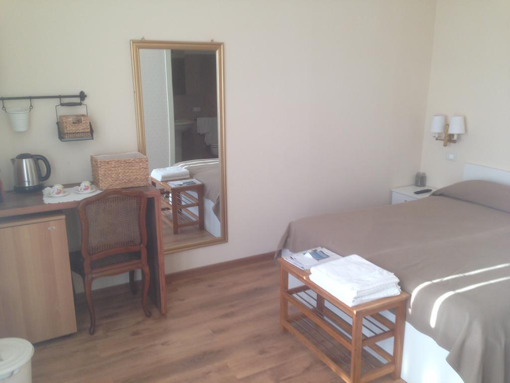 Dal Generale Hotell Moniga del Garda Rum bild