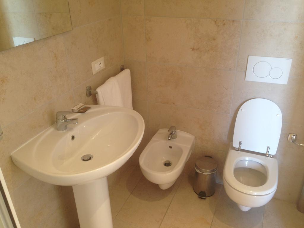 Dal Generale Hotell Moniga del Garda Exteriör bild