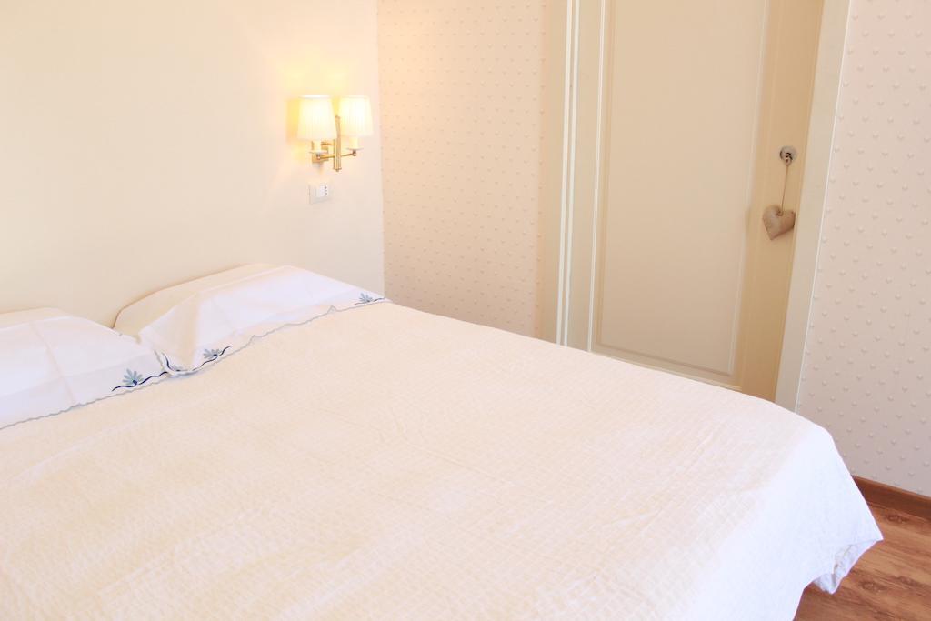 Dal Generale Hotell Moniga del Garda Exteriör bild